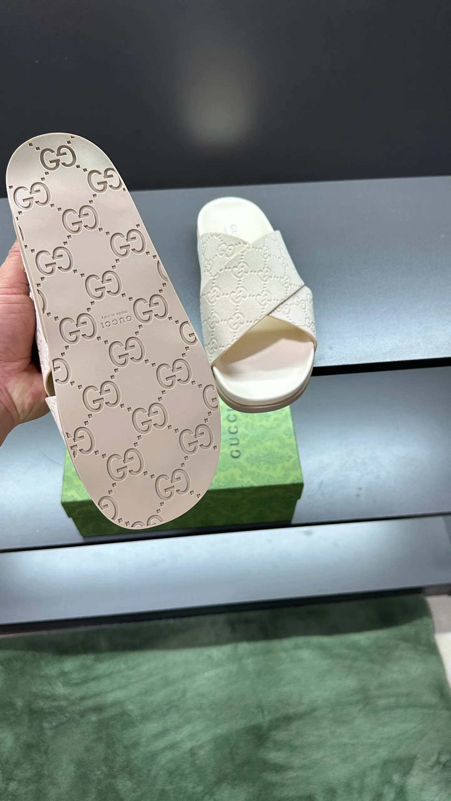 [G Home New Style] P: 300💰Men's size 39~45, (46. Customized) This slipper is made of GG polyester fiber and is decorated with a Gucci label on the front, which adds a striking logo feel to the style. "Gucci Made in Italy" stamped label Rubber sole Flat Made in Italy